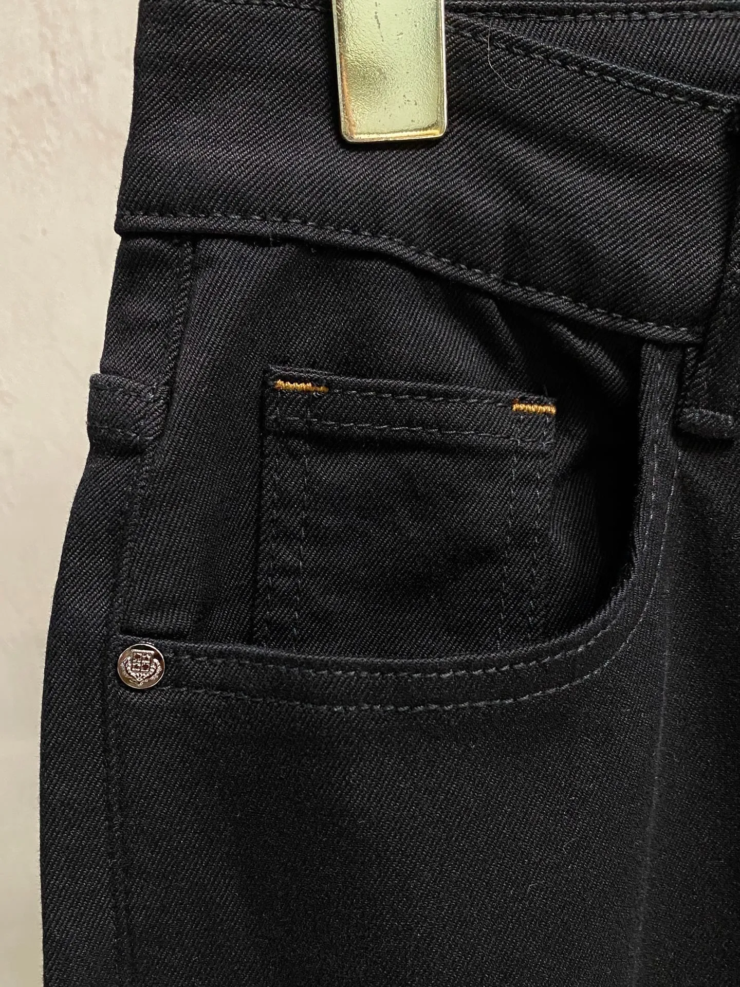LP Nuoyoupanya launches new men’s jeans in the summer of 2026! Heavy-duty washed denim fabric, customized fabric is softer and more comfortable than ordinary denim fabric! Ultra-heavy industrial washing process and dual-process washing. The entire pair of pants has a comfortable hand feel, and the level of fineness and breathable effect are top-notch. All hardware brand logos are custom-made, and the materials are selected with the best attributes. The elasticity of the fabric is very good and the comfort is great! The low-key design style is simple and elegant. Sizes: 28-36 no 35